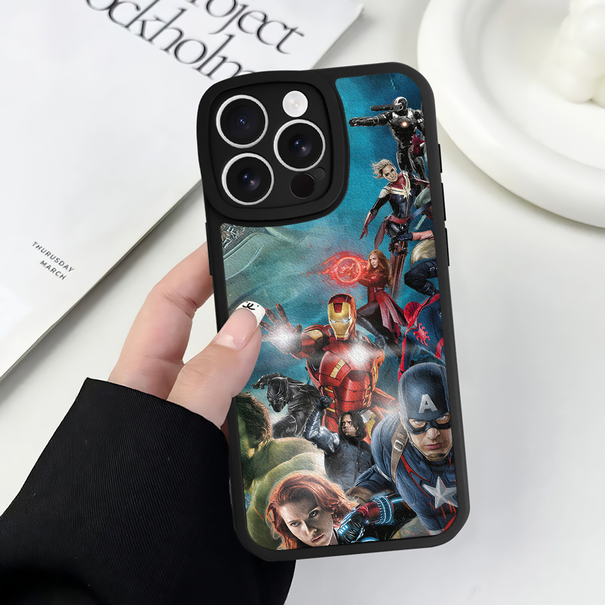 （画像用） アベンジャーズ The Avengers 【iPhone 16シリーズ対応】シリコンスマホケース（レザー調） 材質：シリコン